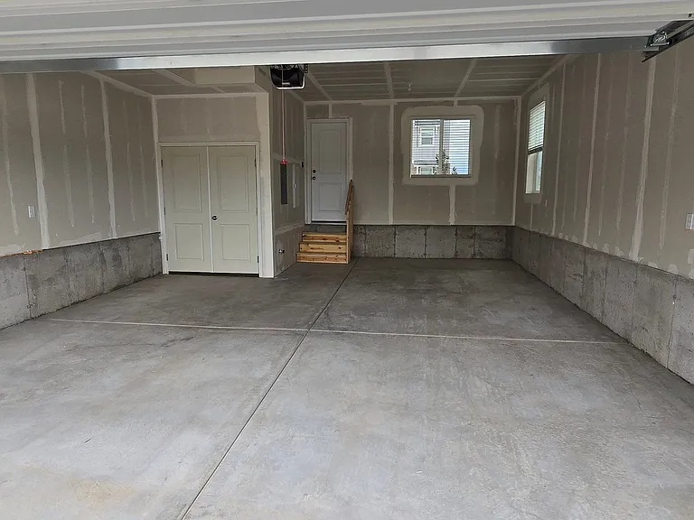 684 W Empress St — Photo 17