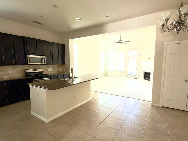 1513 Toucan Dr — Photo 2