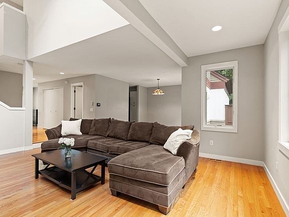 5th image of 55 Orchard Hill Dr