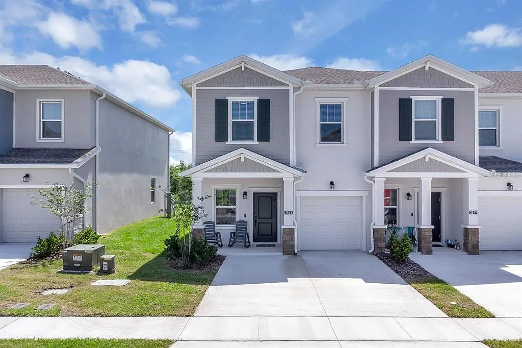 3 bed, 2.5 bath, 1888 sqft, $1,895 — Photo 1