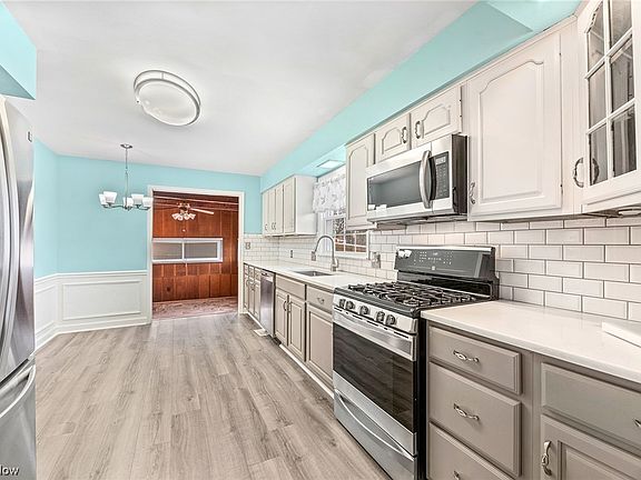 4th image of 2093 Daniels Ave