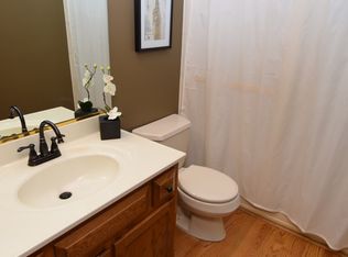 1063 Saint Andrews Cir, Geneva, IL 60134