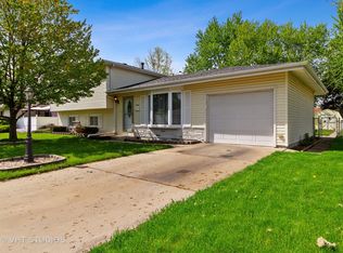 16 Hilltop Dr, Bourbonnais, IL 60914