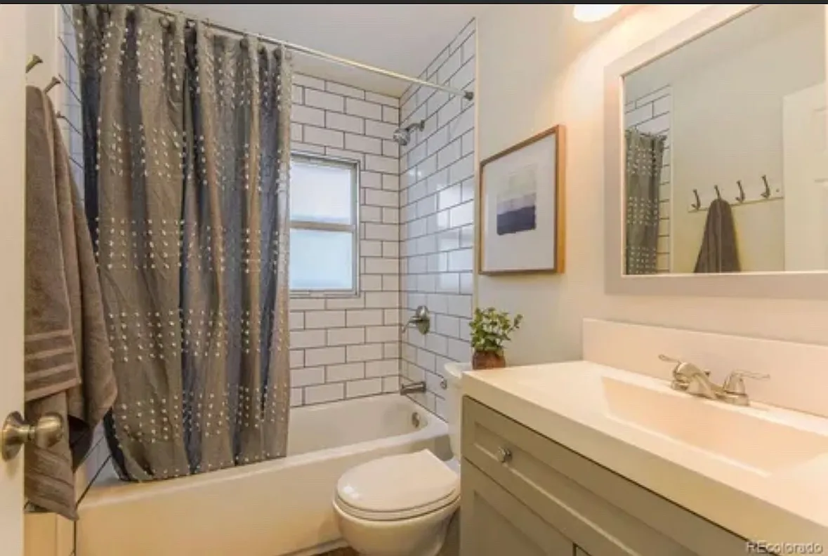 2084 Elmira St — Photo 3
