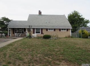93 Squirrel Ln, Levittown, NY 11756