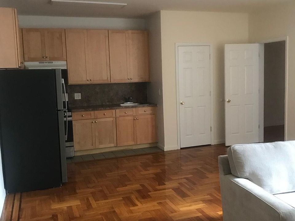 1st image of 65 Lincoln Blvd #11