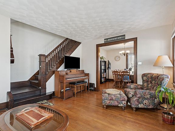 5th image of 757 Roberts St