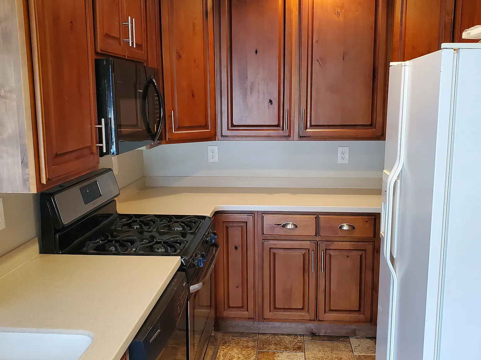 3 bed, 2320 sqft, $2,300 — Photo 3