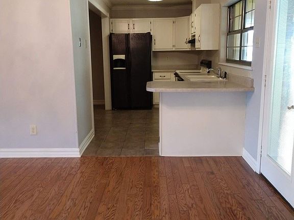 4th image of 200 Village Ln
