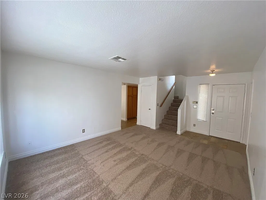 3 bed, 2.5 bath, 1657 sqft, $2,100 — Photo 2