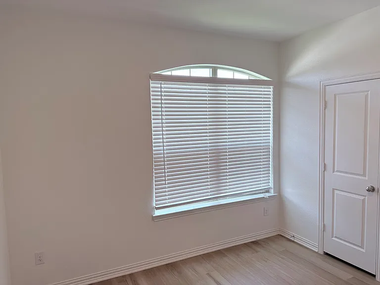 1833 Lake Grove Dr — Photo 21