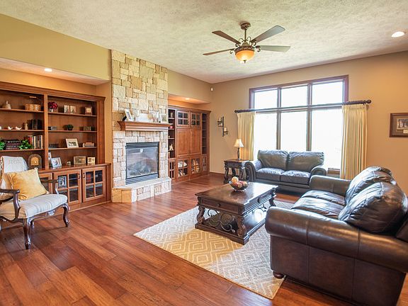 3rd image of 7543 Persimmon Ct