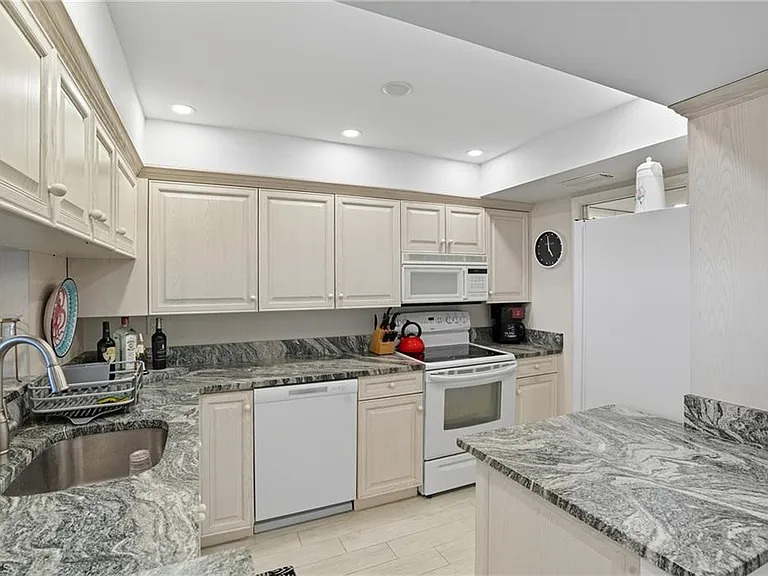 25900 Hickory Blvd #305 — Photo 7
