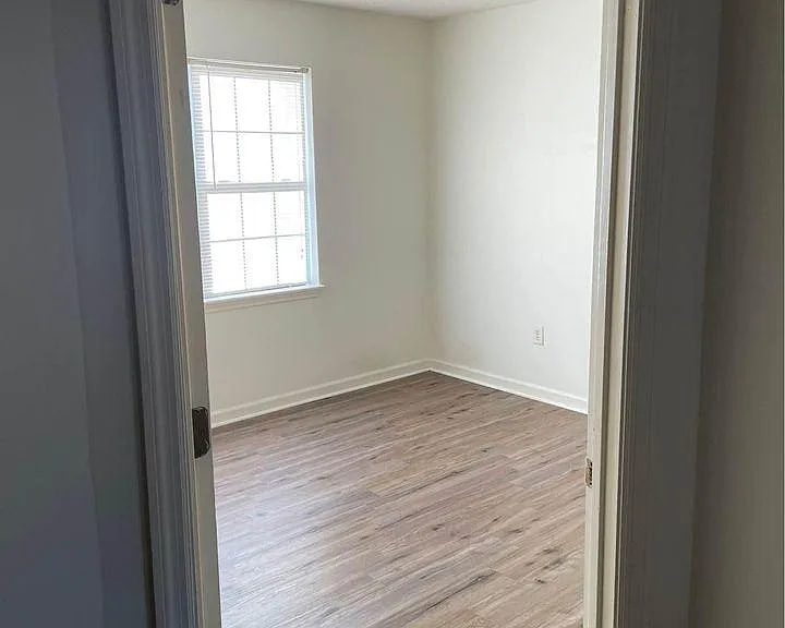 176 Crawford St W — Photo 2