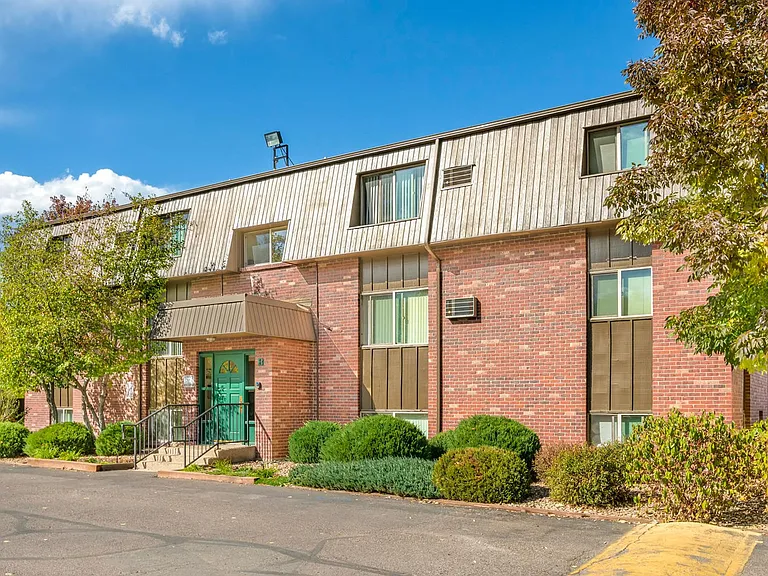 Woodridge Apartments — Photo 15