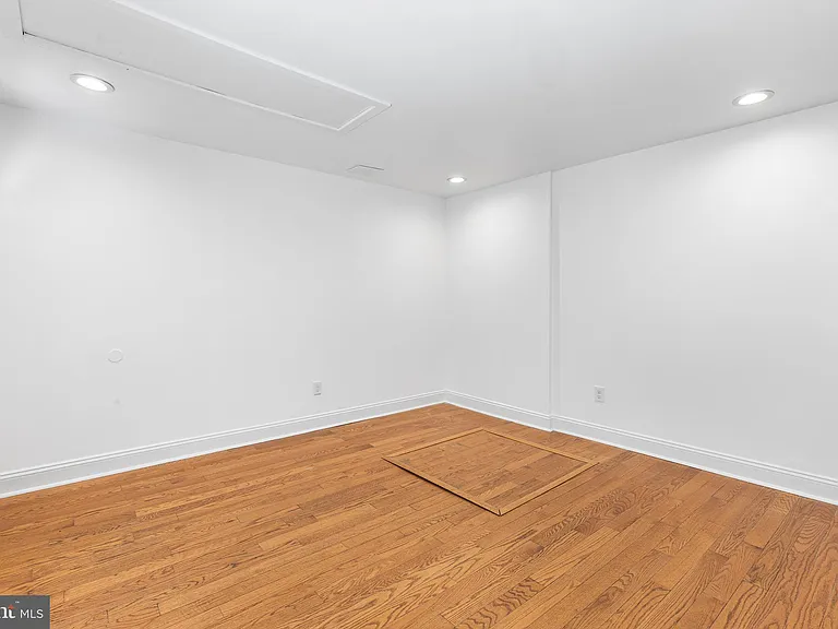 8 Bristow Pl — Photo 17