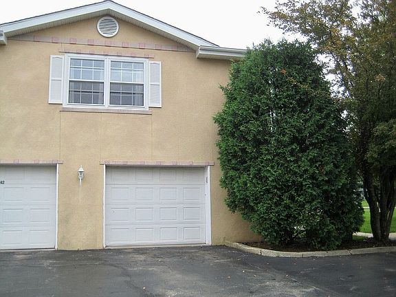 2nd image of 1140 Greenwood Cir #1140