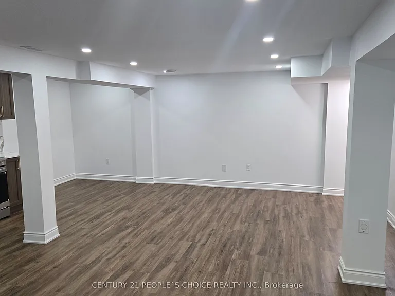 53 Larry Cres — Photo 4