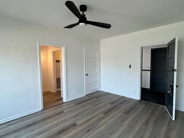 1121 E Chevy Chase Dr #11 — Photo 5