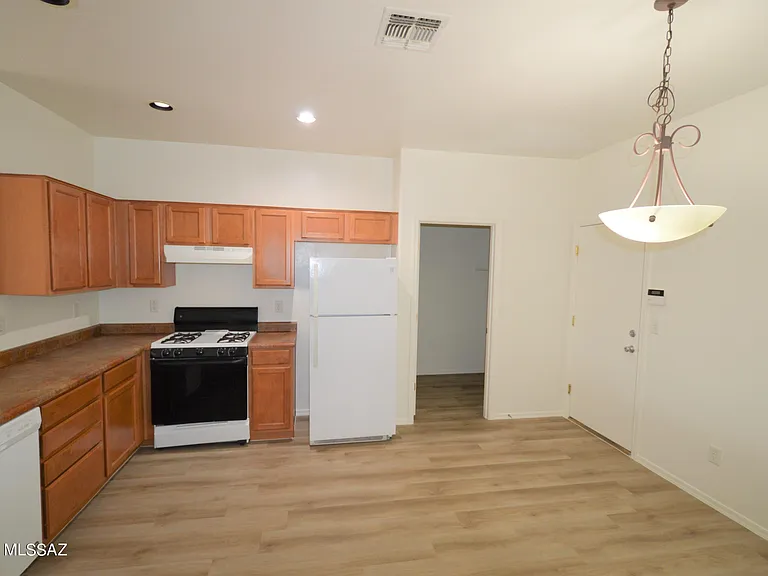 312 E Calle Cerita — Photo 2