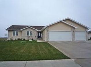 1304 Clairmont Cir, Sergeant Bluff, IA 51054