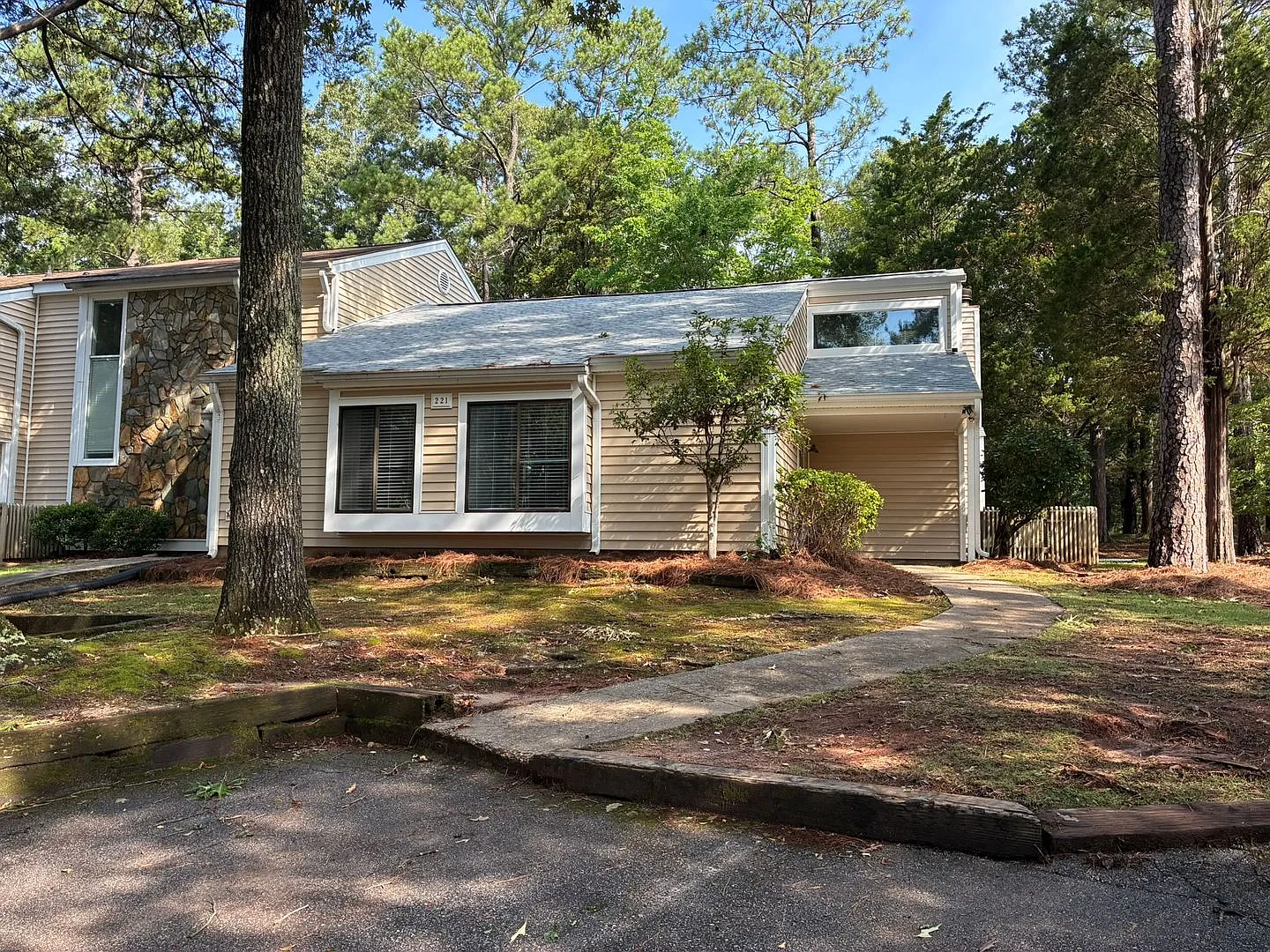Yacht Cove at Beautiful Lake Murray — Photo 1