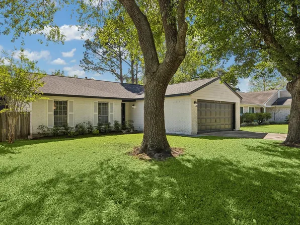 15223 McConn St, Webster, TX 77598