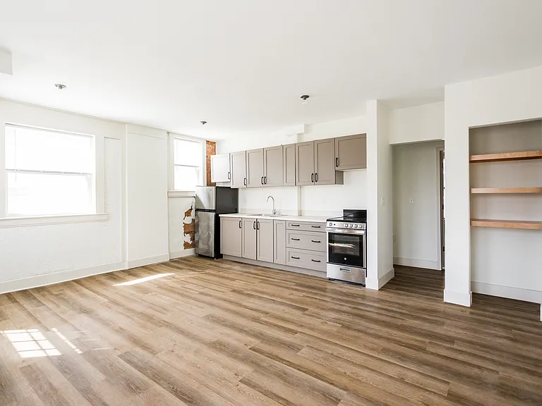 660 Hazelwood — Photo 9