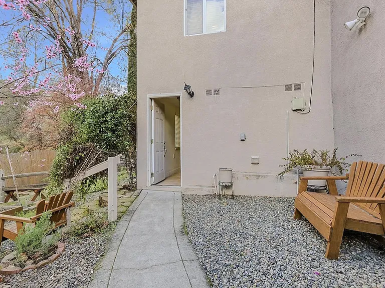 Bartlett Ave — Photo 11