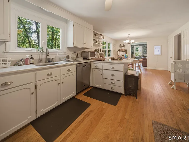 32 Fox Den Rd — Photo 3