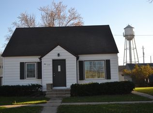 1018 4th St, Hull, IA 51239