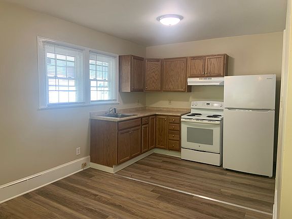 3rd image of 912 Lexington Ave APT C