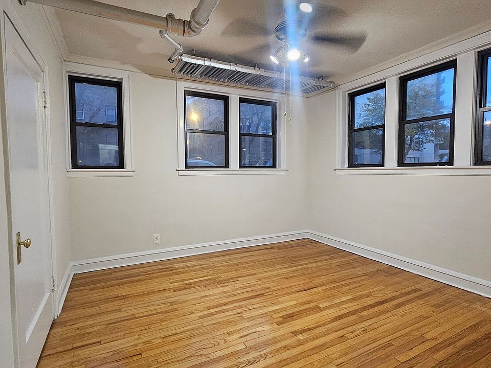 1st image of 3919-27 N Pine Grove Ave #3919