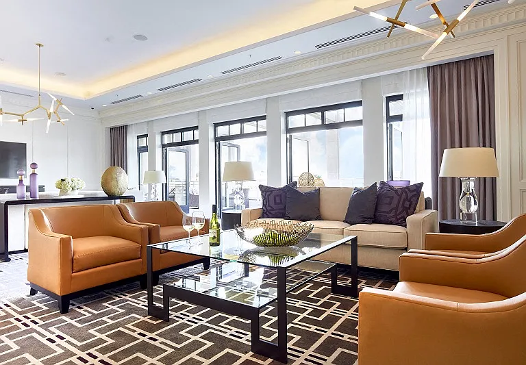 13|U houses a fully-appointed resident lounge with a stately fireplace; the perfect spot for mixing, mingling, and sipping something special on cold winter evenings.