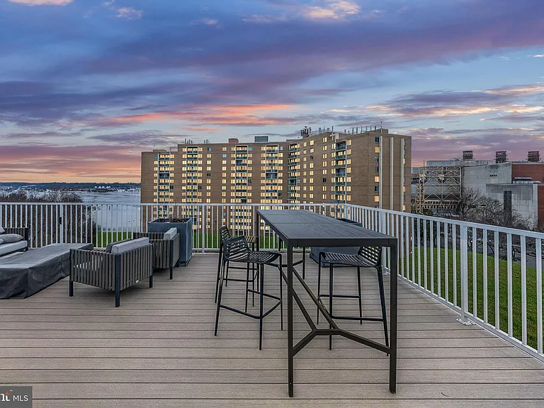 625 Slaters Ln #404 — Photo 3