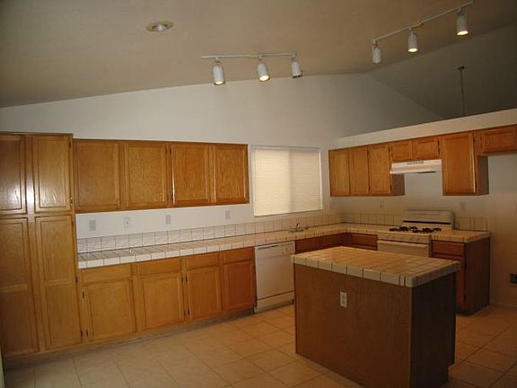 Kitchen w/Center Island