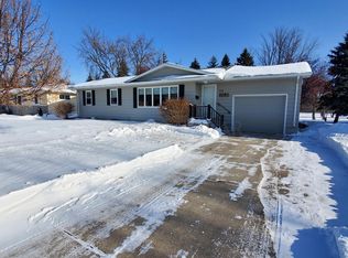 1422 4th St N, Wahpeton, ND 58075