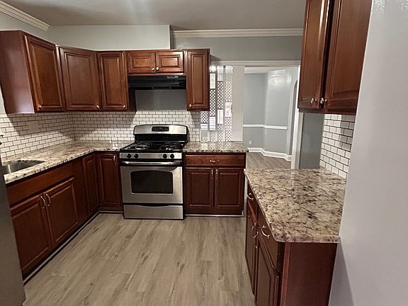 4th image of 222 Detroit Ave