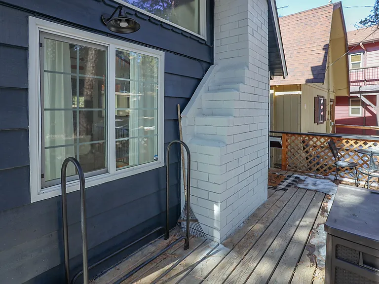 325 Hilltop Ln — Photo 2
