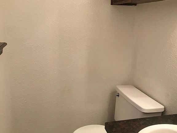 5th image of 901 Pecan Ln