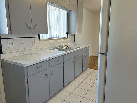 4th image of 1075 S Dale Ct