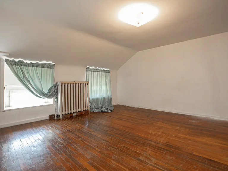 470 Conarroe St — Photo 23