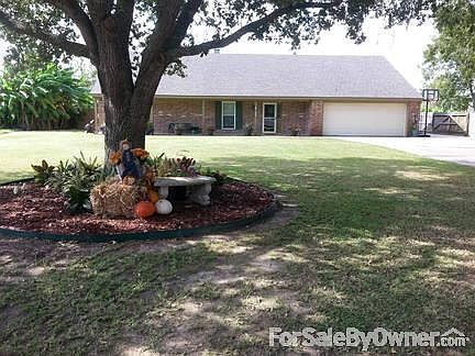 View of the House from the street
						:
						Front Yard