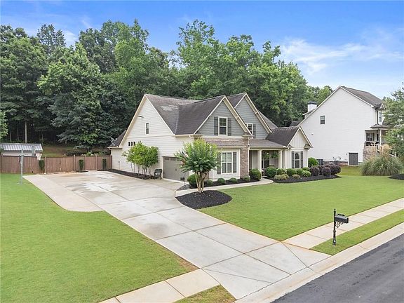 4th image of 686 Lake Crest Dr