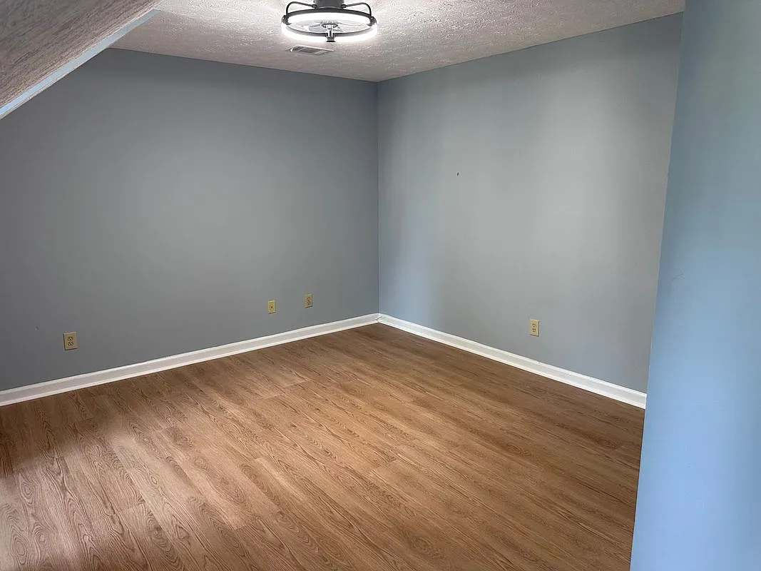 4 bed, 2.5 bath, 2600 sqft, $2,500 — Photo 4