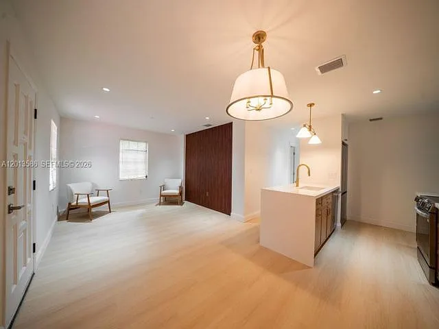 1550 S Greenway Dr — Photo 2