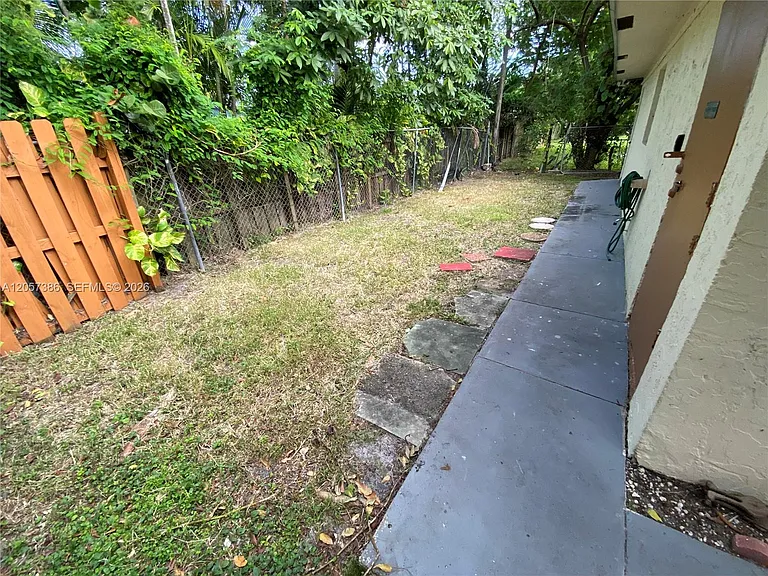 4621 SW 33rd Ave #1 — Photo 13