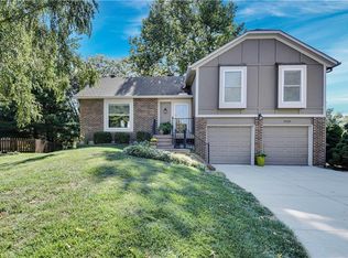 15125 S Blackfeather Dr, Olathe, KS 66062