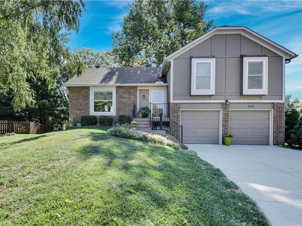 15125 S Blackfeather Dr, Olathe, KS 66062