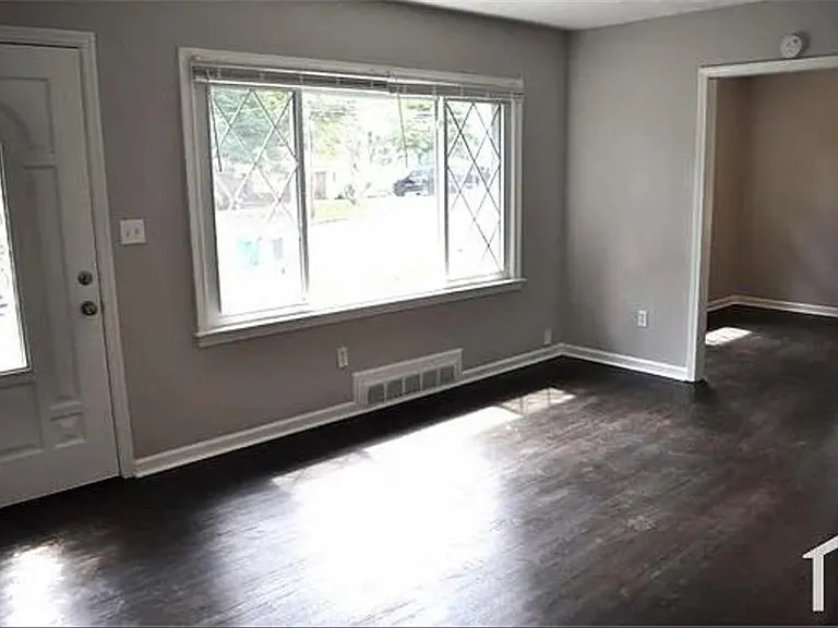 2113 Seavey Dr — Photo 2